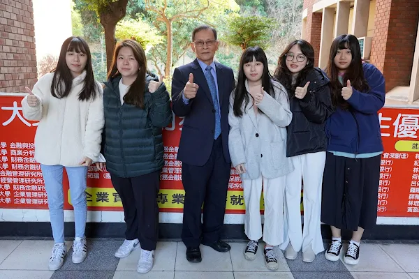 ▲大葉大學管理學院博士生許麻(左三)目前也在財金系兼課。（記者林明佑翻攝）