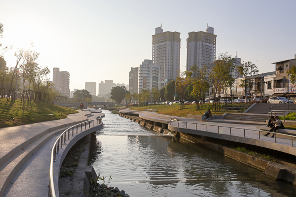 台中柳川水岸2期工程部份開放，民權至民生柳橋親水步道散步好去處