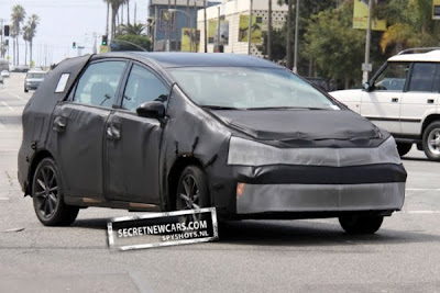 Toyota Prius hatchback 2011: A serious family resemblance (spyshots + teaser)