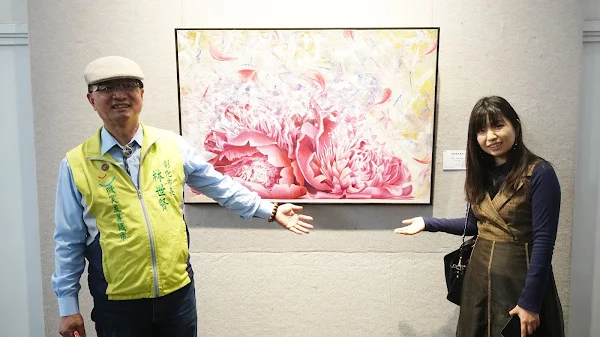 ▲彰化市長林世賢與畫家陳佩藍一同在作品《荏苒-花間絮語》前合影。（記者林明佑攝）