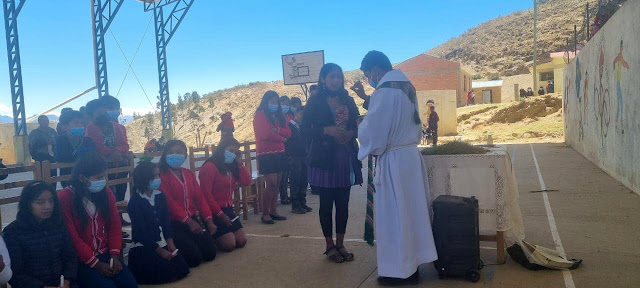 Nach der Feier der Erstkommunion übergab ich Sportkleidung an die Erstkommunion Kinder der Schule in Marcoma - Bolivien.