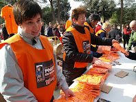 Col·laboradores entregant les samarretes com a obsequi de la caminada