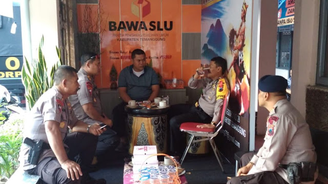 Wakasat Brimob Sambangi Anggota PAM di Bawaslu Temanggung