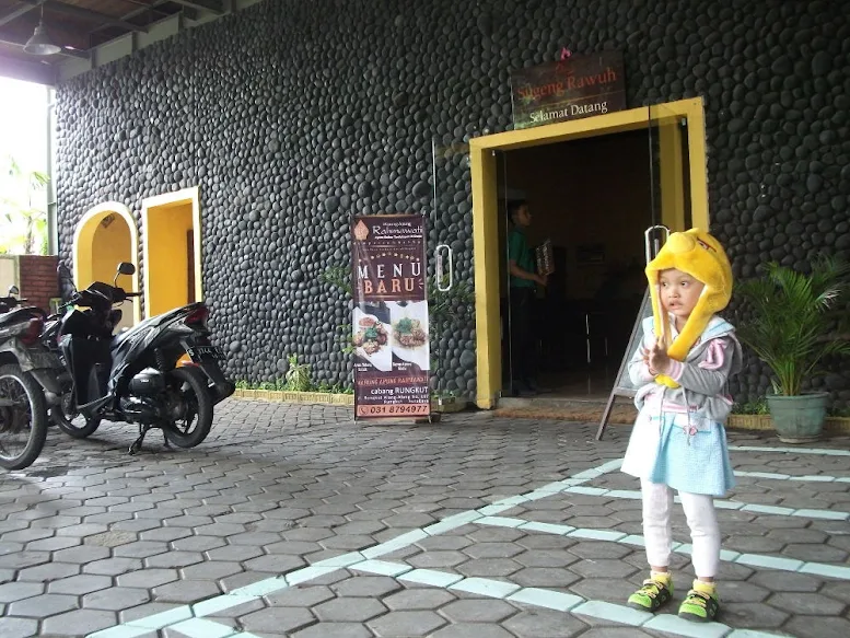 Parkiran Warung Apung Rahmawati Rungkut
