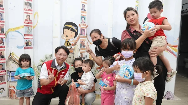 ▲彰化家扶扶幼主委辜福榮代表中心頒發感謝狀給予賴議員與筆哥，並同時帶來愛心店家「關於餅乾」曲奇餅分享給予受助家庭。（記者林明佑攝）
