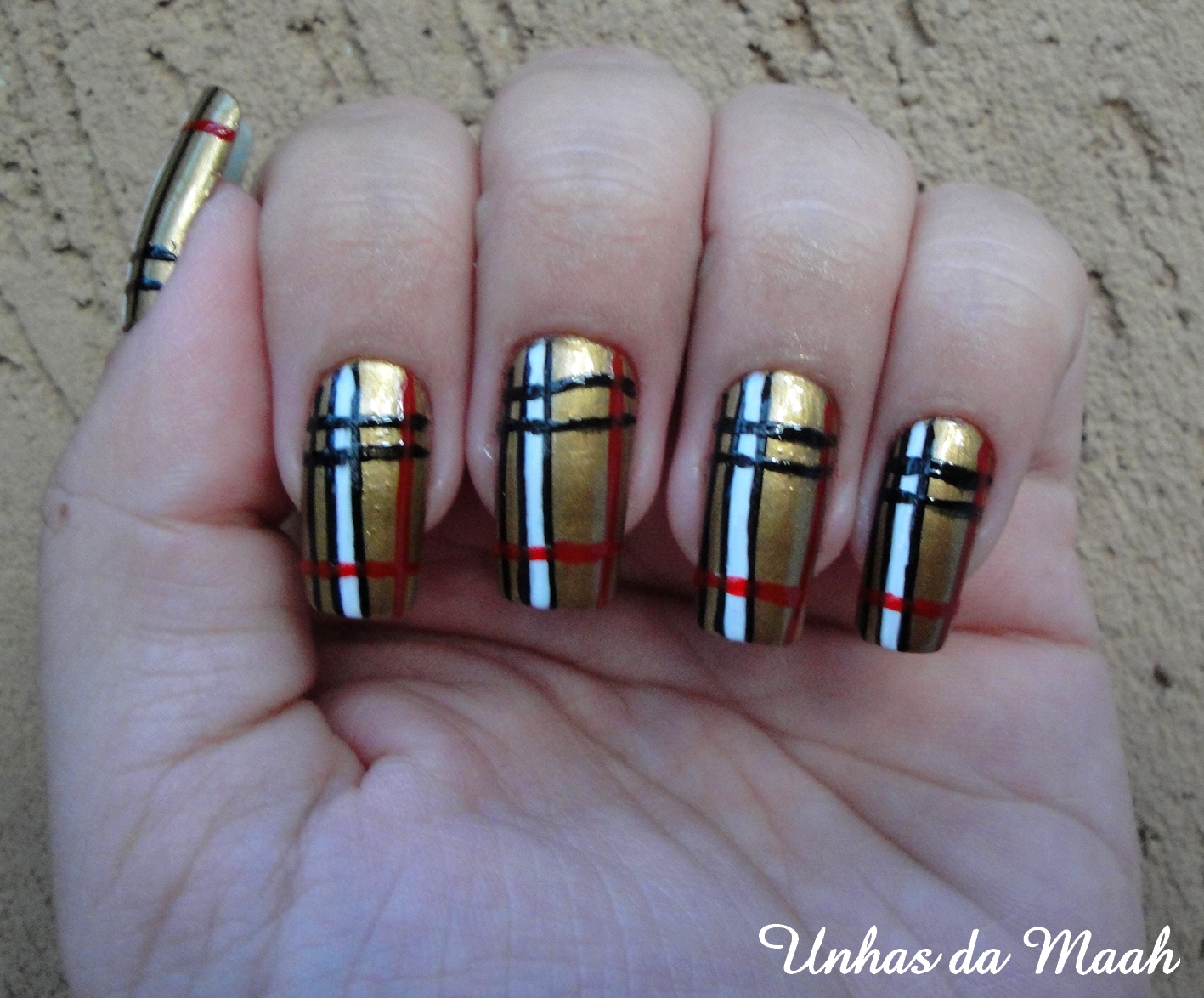 Como base da nail-art usei o Back By Noon da H&M (mas vocês podem ...