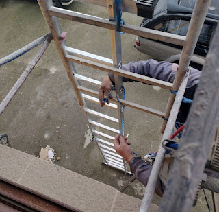 Tying the ladder to the scaffold