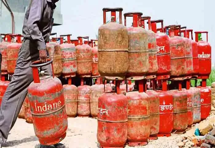 News, National, India, New Delhi, Top-Headlines, LPG, Business, Finance, Minister, Government-employees, Govt extends ₹200 subsidy on LPG cylinder under Ujjwala scheme by 1 year