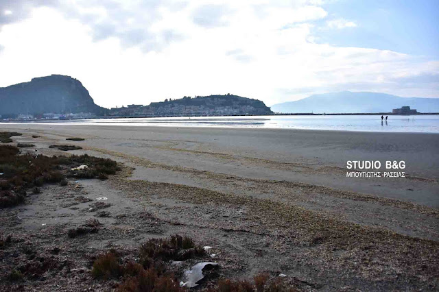 Εντυπωσιακή άμπωτη στο Ναύπλιο αποκάλυψε μια νέα παραλία (βίντεο)