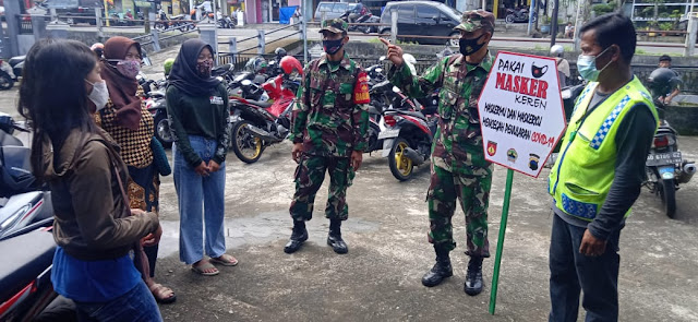 Babinsa Koramil 06 Karangpandan Menegakkan Disiplin Prokes dan Sosialisasi PPKM Mikro Kepada Masyarakat