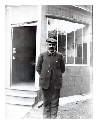 Pîtres - Paul Fréret devant son bureau en 1909