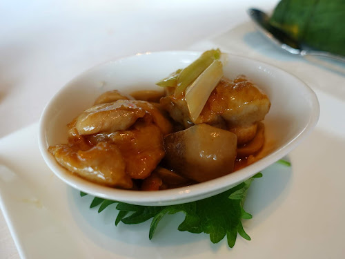 Tin Lung Heen (天龍軒) - Michelin starred Cantonese fine-dining restaurant Ritz Carlton Hotel with amazing harbour view - Wok-fried chicken with straw mushroom and spring onion (草菇蔥爆雞球)