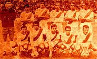 A. D. RAYO VALLECANO - Madrid, España - Temporada 1969-70 - Gómez, Rubio, Nico, Fernández, Ráez y Arias; Felines, Aráez, Fede, Potele y Bordóns - La A. D. RAYO VALLECANO de Madrid, bajo la dirección de Manolo Peñalva, ocupó la 6ª plaza en la 2ª División española