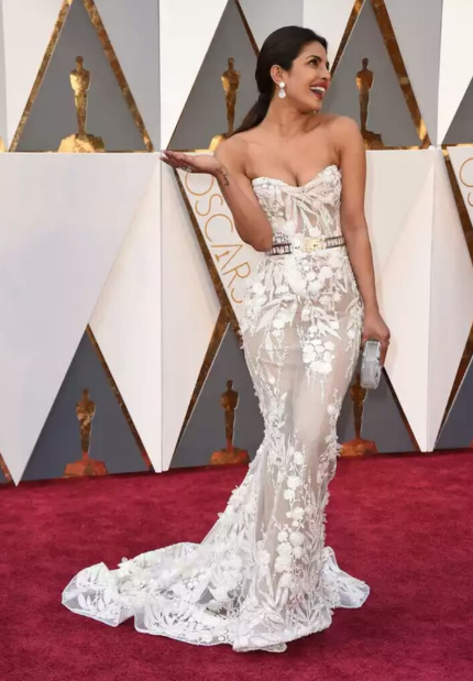 Indian actress priyanka chopra at Oscar 2016