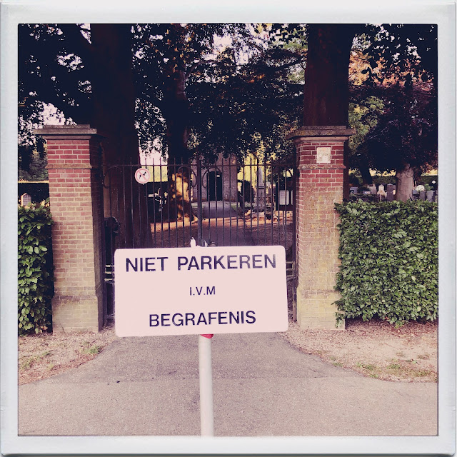 Bord ''Niet parkeren i.v.m. begrafenis', begraafplaats babberichseweg, Zevenaar