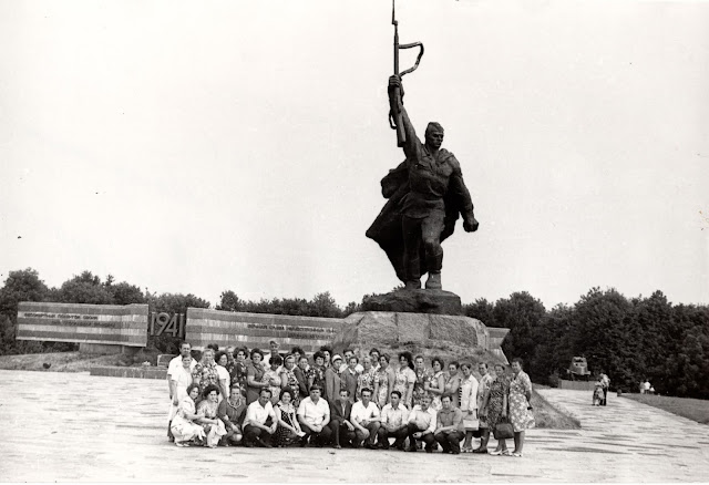 Біля Монумента Слави в Шумейковому урочищі (1979)