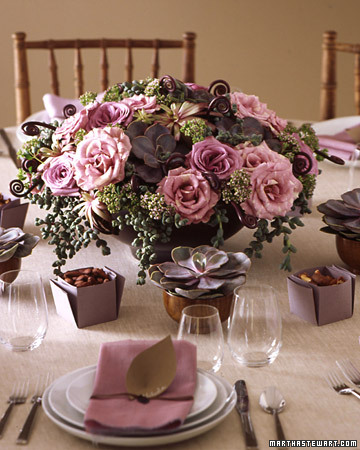 Table arrangements for your wedding in romantic purple and blue hues