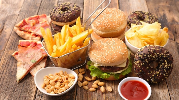 Đau dạ dày ban đêm do thói quen ăn thức ăn khó tiêu