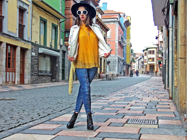 fashion, moda, look, outfit, blog, blogger, walking, penny, lane, streetstyle, style, estilo, trendy, rock, boho, chic, cool, casual, ropa, cloth, garment, inspiration, fashionblogger, art, photo, photograph, Avilés, oviedo, gijón, asturias, hat, biker, blazer, jeans, vaqueros, jacket, shorts, sport, floral, stiletto, booties, boots, leather, cuero, blusa, blouson, fringe, top,