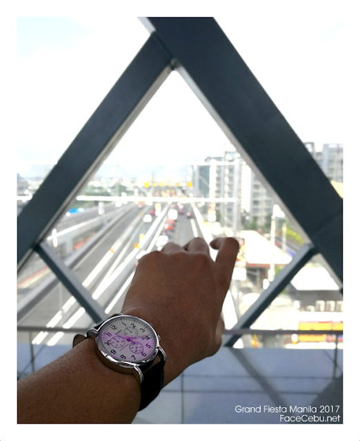 My signature pose at Runway Manila footbridge