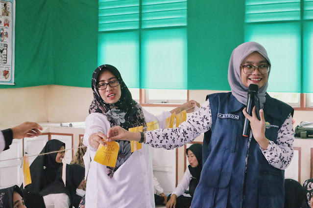 Relawan RuBI berbagi ilmu mengenai metode belajar kreatif ke guru-guru di Pulau Panjang