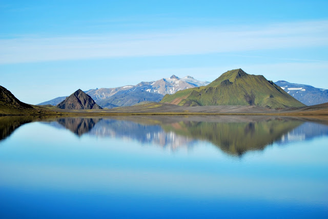 Reflejos del lago de Alftavatn. Trekking del Laugavegur. islandia. volcán Eyjafjallajökull al fondo