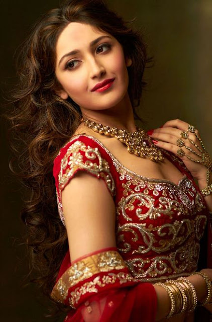 Profil Sayesha Saigal