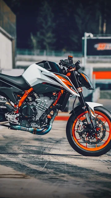 Moto KTM 890 Duke R