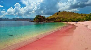 Wisata Pantai Gawu Soyo merupakan pantai satu-satunya yang memiliki warna di Pulau Sumatera. Pantai Gawu Soyo terkenal keunikannya berpasir merah.