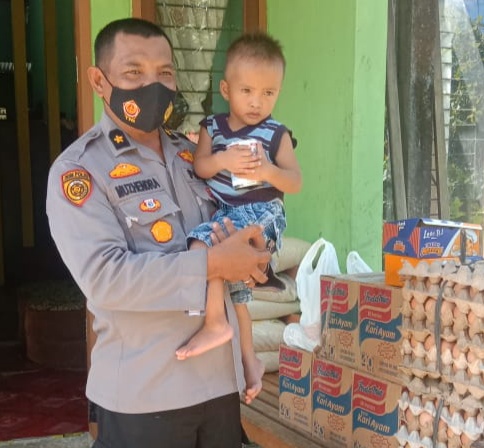 Peduli Sesama, Pak Polisi Ini Santuni Yayasan Bunda Pasaman Barat