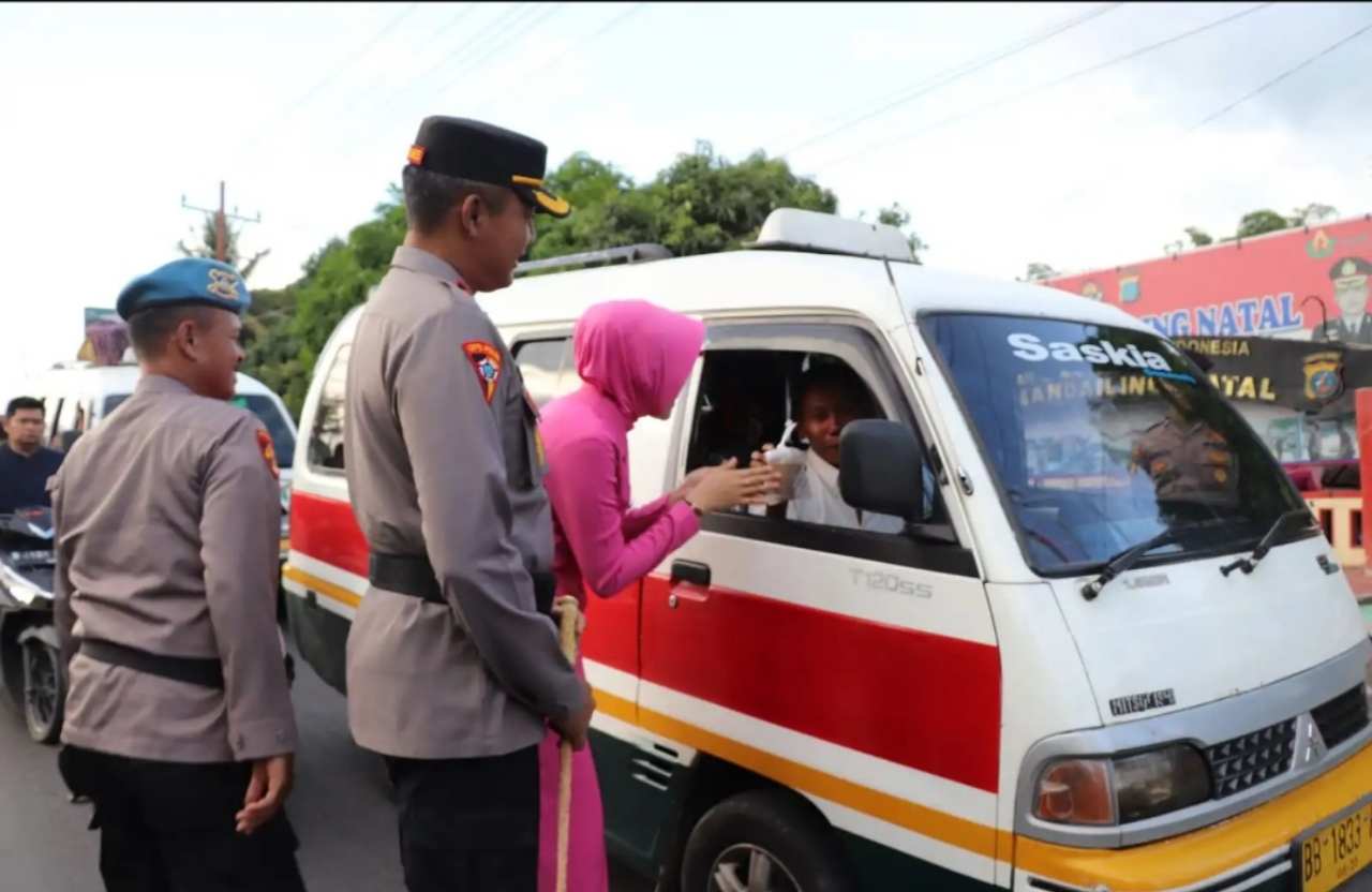 Kapolres Madina Dan Pju dampingi Bhayangkari Bagi-Bagi Takjil di Jalinsum