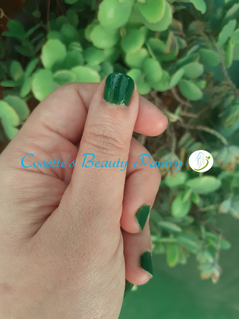 green nail polish manicure