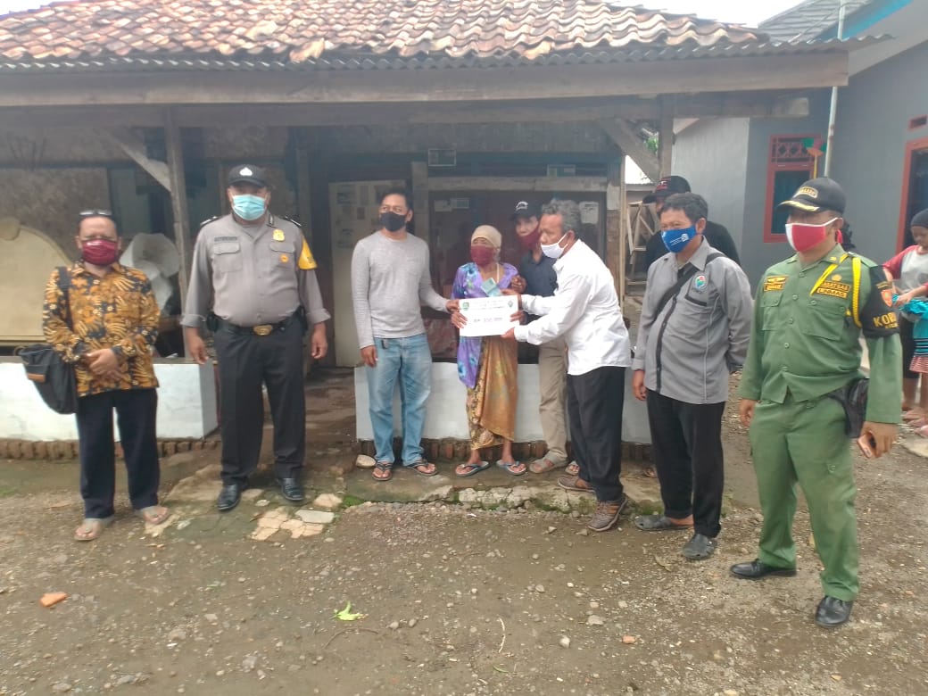  Kapolsek Binong, Pantau dan Himbau Prokes Pada Pendistribusian BLT-DD Tahap 7 Di Desa Citrajaya