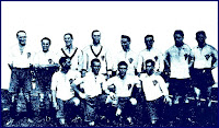 Selección de ESPAÑA - Temporada 1928-29 - José Mª Peña, Quesada, Guillermo Eizaguirre, Zamora, Monchín Triana, Prats, Gaspar Rubio y Bosch; Lazcano, Urquizu, Solé y Padrón - ESPAÑA 5 (Gaspar Rubio (3) y Padrón (2)), PORTUGAL 0 - 17/03/1929 - Partido amistoso - Sevilla, campo de Heliópolis - Alineación: Zamora, Quesada, Urquizu; Prats, Solé, José Mª Peña; Lazcano, Monchín Triana, Gaspar Rubio, Padrón y Bosch