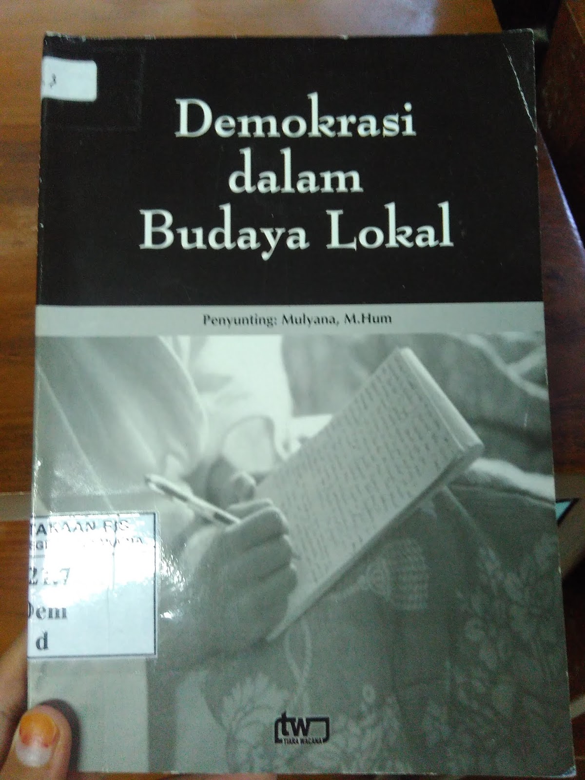 Judul resensi Manusia Indonesia Baru Judul buku Demokrasi dalam Budaya Lokal