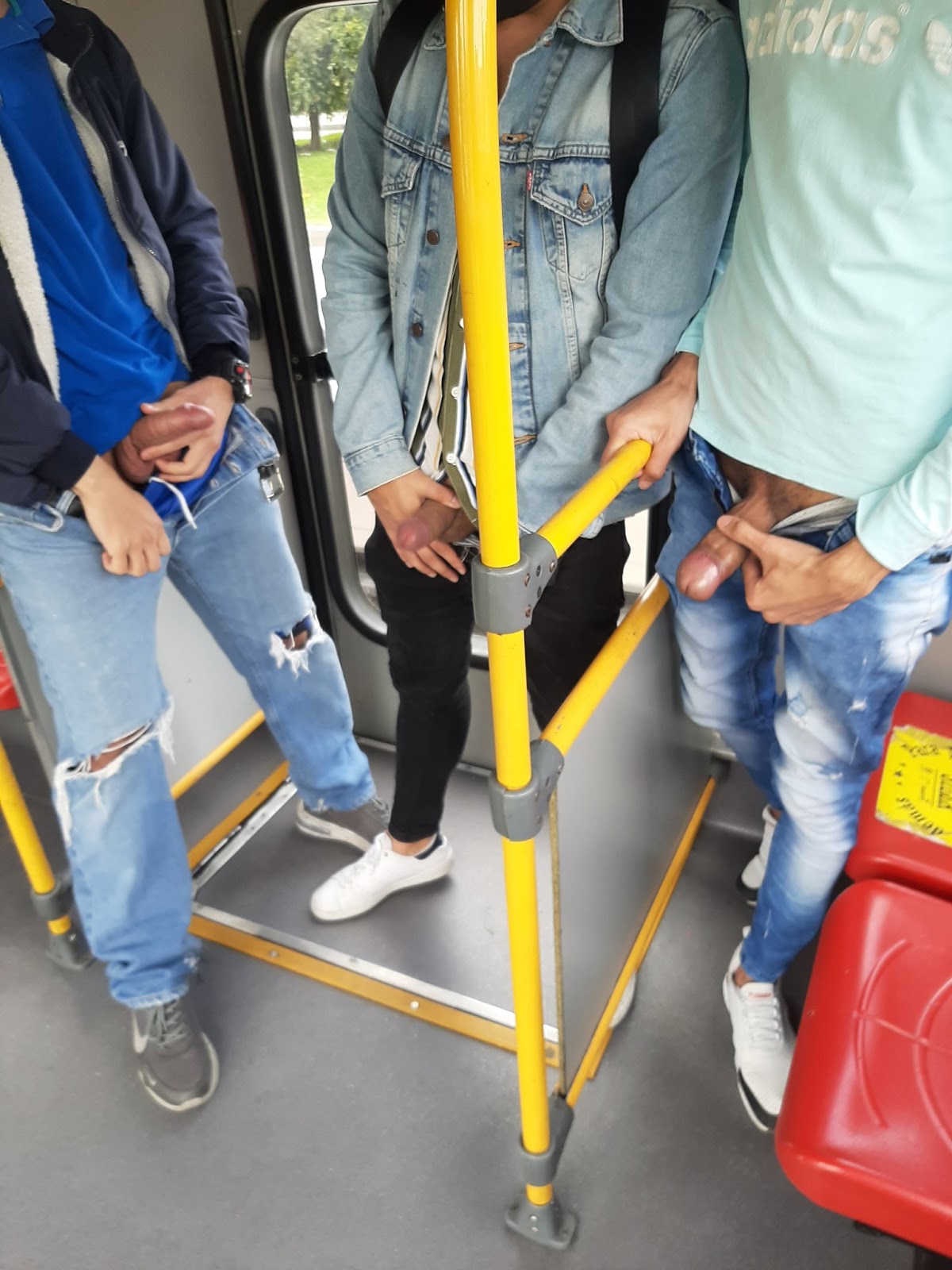 pene en transporte publico, se lo saca