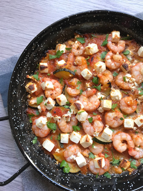 GAMBAS CON SALSA DE ÑORAS Y FETA RECETA