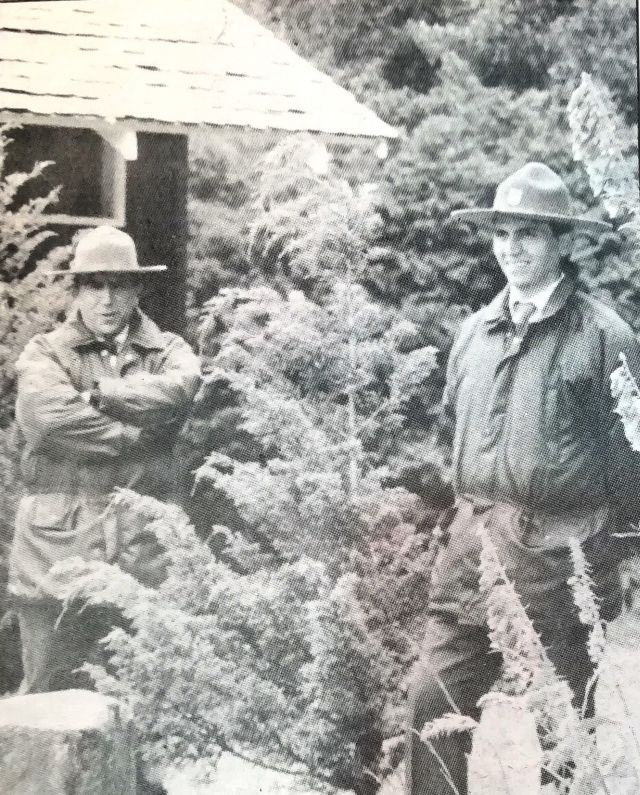 Carlos Hernández y Ricardo Cárdenas, actual administrador del Parque Nacional Puyehue.  Foto original de 1993