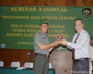 Pangdam III/Siliwangi Mayjen TNI Sonny Widjaya menerima plakat usia memberikan ceramah