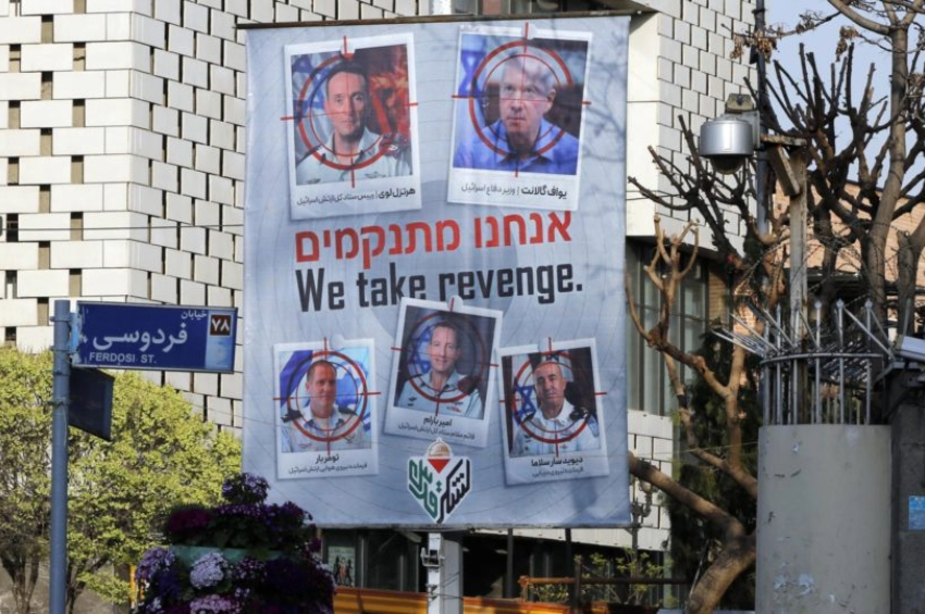 Cartaz em Teerã com mensagem pedindo a morte de lideranças de segurança e militares de Israel | Foto: EFE/EPA/ABEDIN TAHERKENAREH