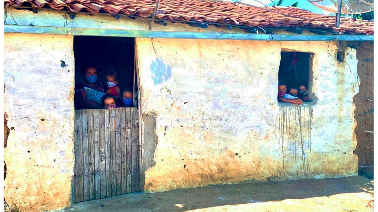 Famílias que enfrentam fome durante pandemia gravam reportagem em Iguaracy Famílias que enfrentam fome durante pandemia gravam reportagem em Iguaracy