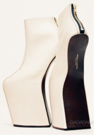 A heelless platform shoes that