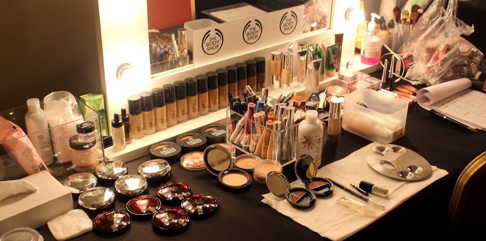 peexo fashion blogger backstage at lulu liu ss16 with the body shop at fashion scout
