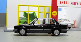 Tomica Limited Vintage NEO LV-N93b BMW 325i 4-Door