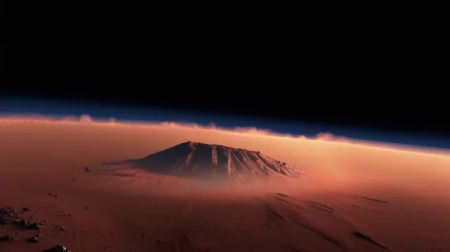 El volcán Noctis en Marte, además de su impresionante tamaño, muestra signos de haber estado activo durante un largo período de tiempo, pero los científicos aún no pueden determinar cuándo entró en erupción por primera vez.