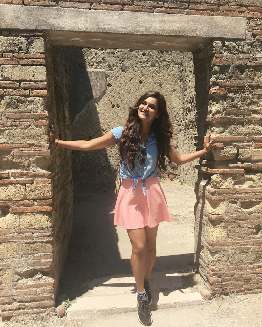 mukti mohan mini skirt pic