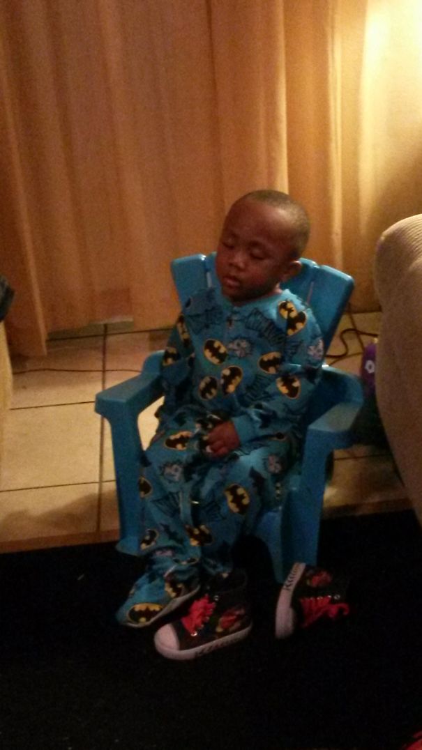 15+ Hilarious Pics That Prove Kids Can Sleep Anywhere - Napping In A Chair Before Going To Bed