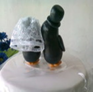 Topo de bolo de casamento noivos pinguins