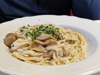 Tagliolini con funghi porcini at Trattoria del Moro.