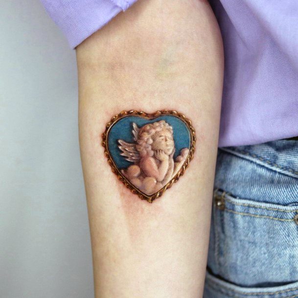 30 ideias de tatuagens de pingente para mulheres que amam joias